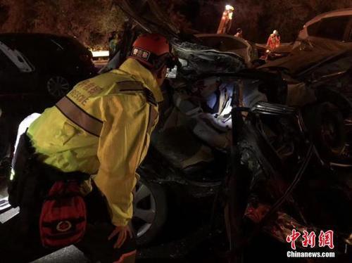 　11月3日19时21分，兰海高速兰州南收费站发生交通事故。截至4日5时，已导致15人死亡，44人受伤。事故发生后，兰州市相关部门迅速开展生命救援，夜间当地下起了大雪，给救援增加了难度。 杨青 摄