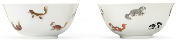 清道光 粉彩瑞犬纹碗一对 六字篆书款，直径 7 ?寸 (18.5公分)。估价：20,000-30,000美元。此拍品于2018年9月13至14日在佳士得纽约亚洲艺术周之中国瓷器及工艺精品拍卖中呈献。