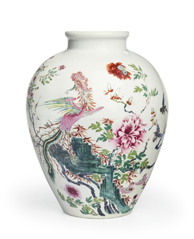 清雍正乾隆 粉彩凤纹圆罐，高13 ?寸(34.9公分)。估价：25,000-35,000美元。此拍品于2018年9月13至14日在佳士得纽约亚洲艺术周之中国瓷器及工艺精品拍卖中呈献。