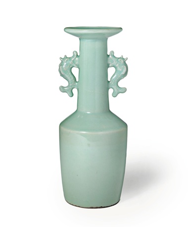 南宋 龙泉窑鱼耳瓶，高11?寸 (28.6公分)。此拍品于2018年3月22日在佳士得纽约「古韵天成–临宇山人珍藏（三）」拍卖中以275,000美元成交。