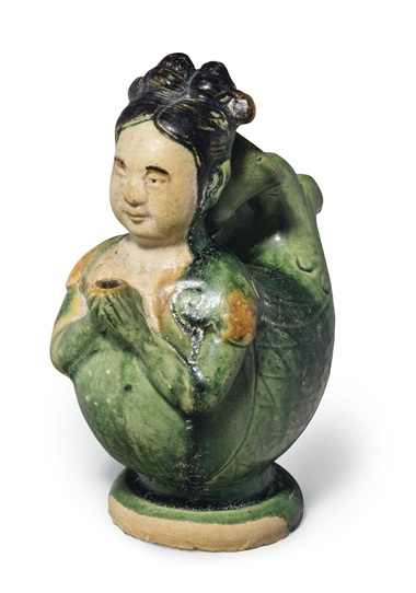 PETER SCHEINMAN珍藏，三彩迦陵频迦壶，高6 ?寸 (16.5 公分)。估价：15,000-25,000美元。此拍品于2018年9月13至14日在佳士得纽约亚洲艺术周之中国瓷器及工艺精品拍卖中呈献。