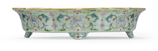 清乾隆 粉青地粉彩花卉纹四足盘，直径 7 ? 寸 (18.4公分)。估价：20,000-30,000美元。此拍品于2018年9月13至14日在佳士得纽约亚洲艺术周之中国瓷器及工艺精品拍卖中呈献。