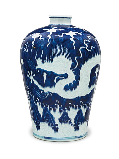 清十八世纪 青花蓝地白花海水云龙纹梅瓶，高14?寸 (36.8公分)。此拍品于2018年3月22日在佳士得纽约「澄园山房珍藏中国瓷器及工艺精品」拍卖中以732,500美元成交。