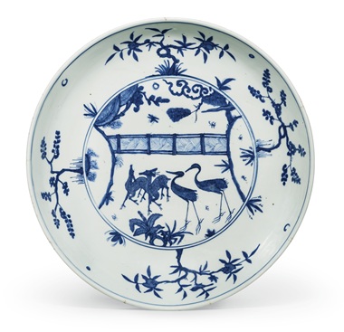 明嘉靖 青花鹿鹤同春图大盘，直径16寸 (40.5公分)。估价：12,000-18,000美元。此拍品于2018年9月13至14日在佳士得纽约亚洲艺术周之中国瓷器及工艺精品拍卖中呈献。
