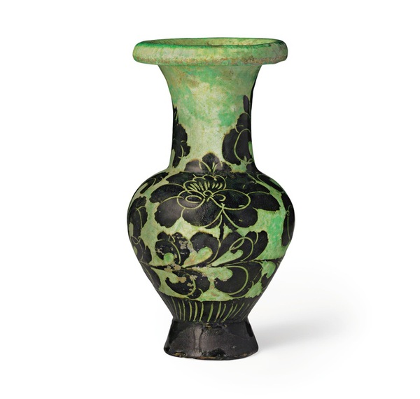 北宋金 磁州窑绿釉黑剔花牡丹纹瓶 于1938年登记为日本重要美术品；于2015年9月4日注销该认定。高8?寸 (21.5公分)。此拍品于2018年3月22日在佳士得纽约「古韵天成–临宇山人珍藏（三）」拍卖中以250,000美元成交。