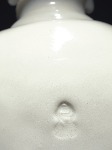 此观音坐像上之「何朝宗」葫芦形印款