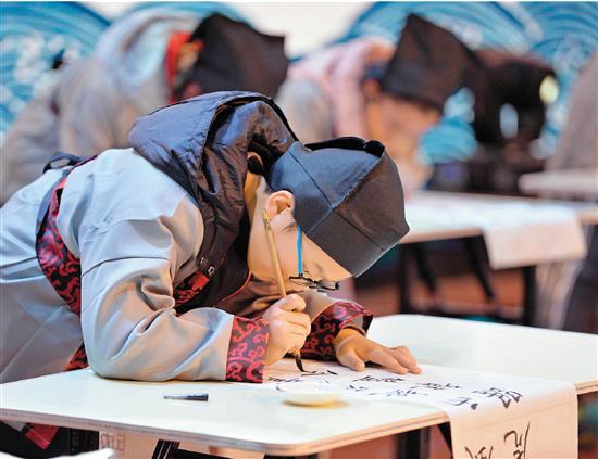 资料图:2017年12月,安徽宣城举行首届中小学生电视书法大赛 大小书法家同台挥毫。来源:视觉中国