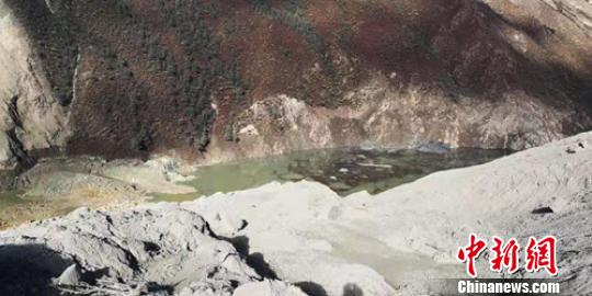 白格堰塞湖救援工作正在有序展开?！≈有?摄
