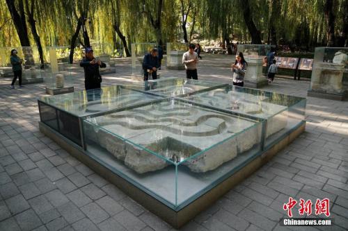 本次展览中的“绮春园清夏斋流杯亭基座和导流石槽”。<a target='_blank' href='http://www.chinanews.com/'>中新社</a>记者 崔楠 摄 点击进入下一页