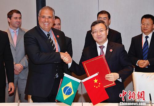 8月1日，金砖国家第七次经贸部长会议期间，中国商务部副部长王受文与巴西工业外贸和服务部副部长马塞洛·马亚在上海签署了《中华人民共和国商务部与巴西工业外贸和服务部关于服务贸易合作的谅解备忘录(两年行动计划)》。 <a target='_blank' href='http://www.chinanews.com/'>中新社</a>记者 张亨伟 摄