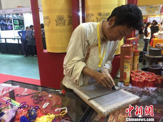 现场藏香制作演示。