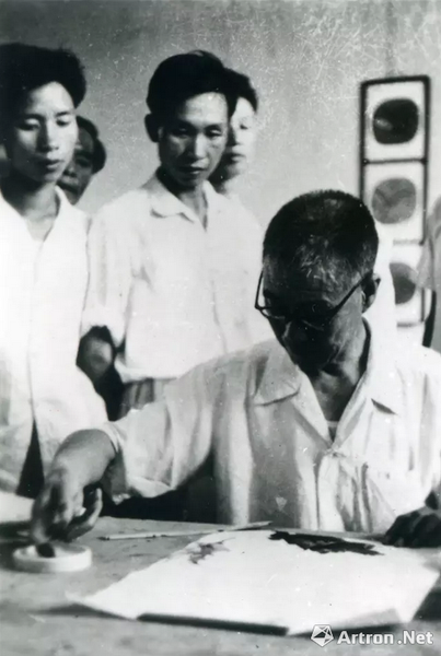 潘天寿为学生示范指墨画