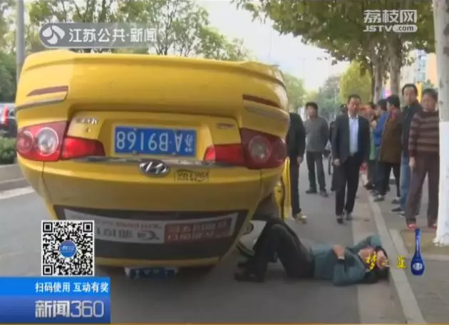 出租车撞路牙四脚朝天 交警却给司机点赞:做得对