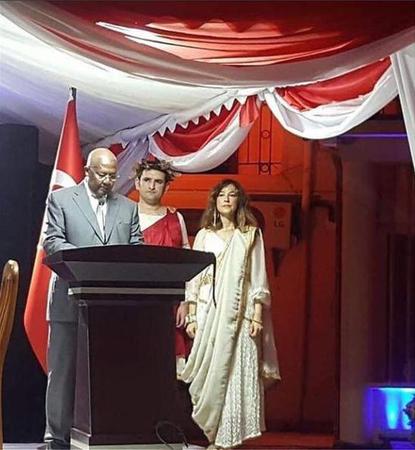 点击查看大图 土耳其女大使被紧急召回 只因穿了这种风格的衣服