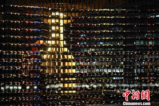 图为酒架上摆满了各种红酒?！〕鲁?摄