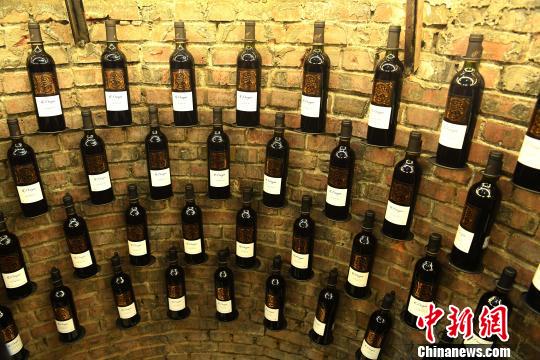 图为墙上挂了红酒。　陈超 摄
