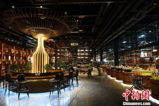 图为展厅内展示了各种红酒?！〕鲁?摄