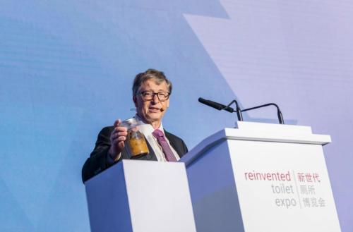 图为微软创始人比尔·盖茨在厕所博览会上演讲。 主办方供图