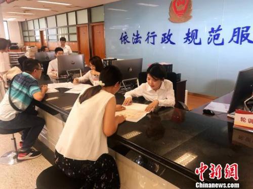 资料图：开办企业服务窗口。王子涛 摄