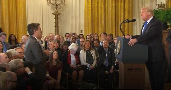 CNN记者提这个问题被打断 特朗普：够了！放下话筒