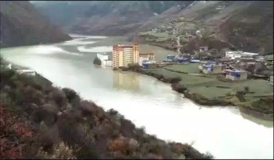 △11月7日，波罗乡现场（图自澎湃新闻）