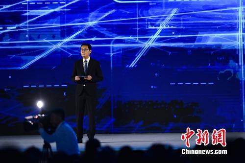 马化腾在互联网大会上介绍微信小程序。<a target='_blank' href='http://www.chinanews.com/' >中新网</a> 李骏 摄