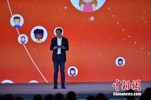 雷军在互联网大会上介绍面向智能家居的人工智能平台。<a target='_blank' href='http://www.chinanews.com/' >中新网</a> 李骏 摄