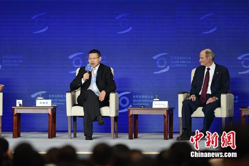 沈南鹏(左一)在互联网大会圆桌会议上发言。<a target='_blank' href='http://www.chinanews.com/' >中新网</a> 李骏 摄