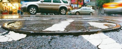 路面井盖。台湾《联合报》资料图 点击进入下一页