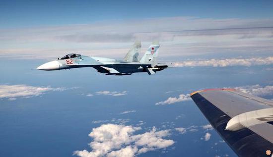 俄战机贴身拦截美侦察机:近到美机感到震动