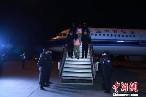 民警将嫌疑人押下飞机 警方供图 摄