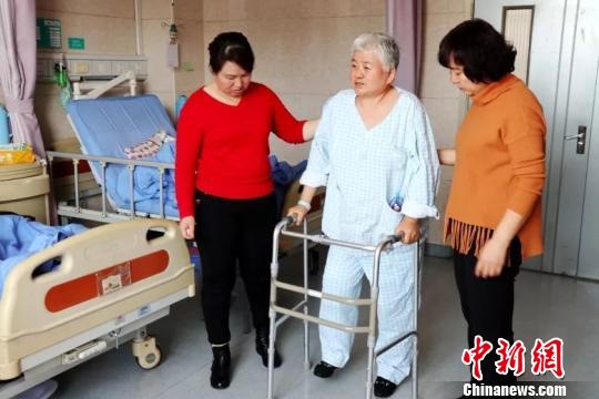 宁夏成功为10名骨关节炎患者“重建膝望”