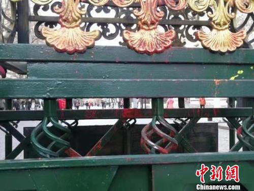 被破坏的装饰物?！×跷?摄