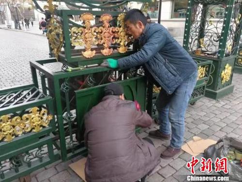 工作人员正在清洗红漆?！×跷?摄