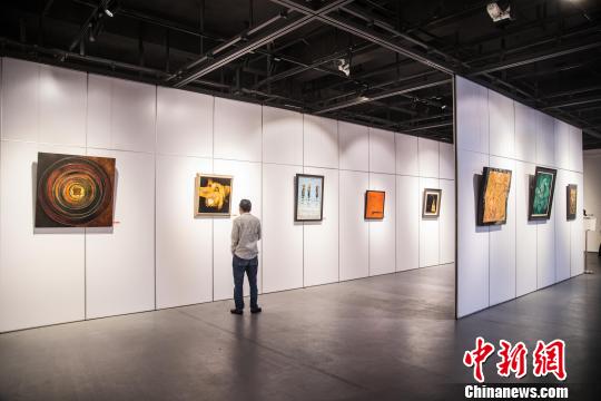 纪念改革开放四十周年——漆彩盛世漆艺作品邀请展在福建省海丝艺术馆开幕。　李南轩　摄