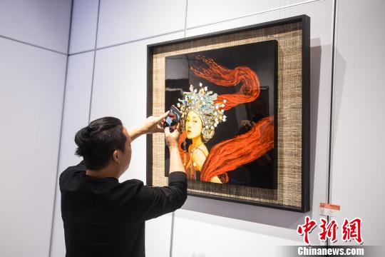 艺术爱好者拿出手机拍下作品。　李南轩　摄