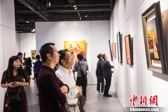 展览吸引众多观众前来观看。　李南轩　摄