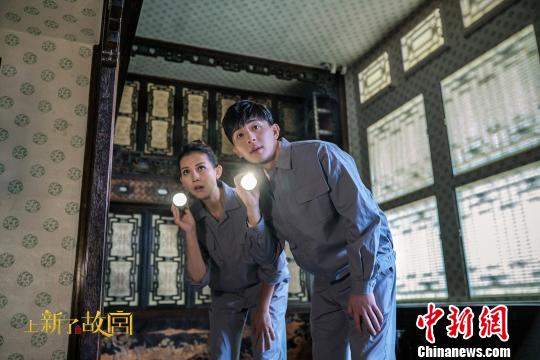 11月9日，大型文化季播节目《上新了？故宫》将在北京卫视与爱奇艺播出，这也是北京故宫首次出品电视节目。图为演员蔡少芬(左)、邓伦(右)在节目探索北京故宫的未开放区域。主办方供图