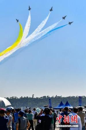 观众在第十二届中国航展上观看中国人民解放军空军八一飞行表演队的飞行表演。<a target='_blank' href='http://www.chinanews.com/'>中新社</a>记者 陈骥旻 摄 点击进入下一页