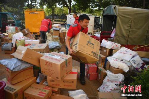 11月11日，配送员按区域分拣商品。<a target='_blank' href='http://www.chinanews.com/'>中新社</a>记者 刘冉阳 摄