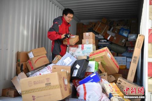 快递员正在清点货物。<a target='_blank' href='http://www.chinanews.com/'>中新社</a>记者 刘冉阳 摄