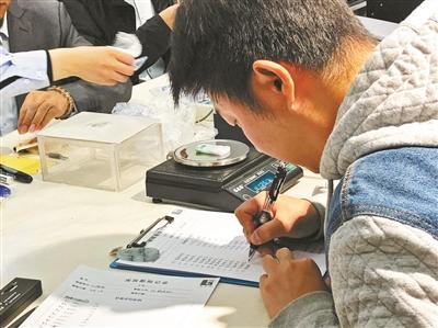 鉴定人员在现场鉴定评估。