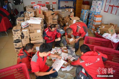 配送员按送货区域分拣货物。<a target='_blank' href='http://www.chinanews.com/'>中新社</a>记者 刘冉阳 摄