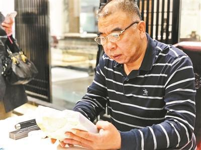 专家在评估一块原石。