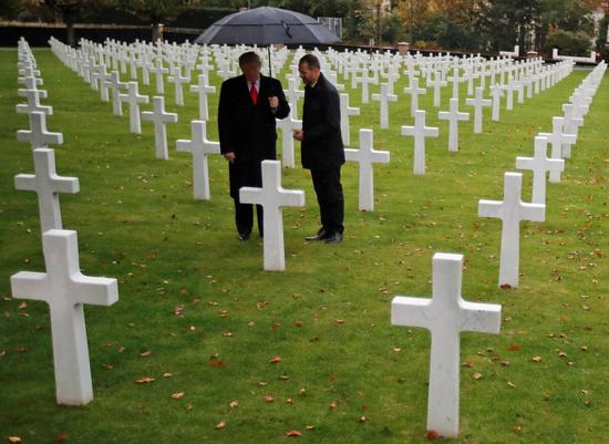 因取消赴公墓被嘲笑 特朗普冒雨到另一处公墓致敬