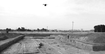     无人机航拍二里头遗址五号宫殿基址。