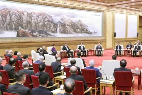 11月12日，国家主席习近平在北京人民大会堂会见香港澳门各界庆祝国家改革开放40周年访问团。