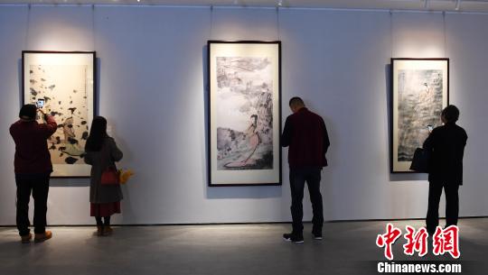 11月2日，参观者在傅抱石艺术馆欣赏画作。　凌厚祥 摄