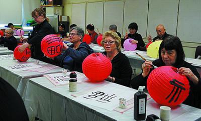 学员在灯笼上写“?！弊? style=