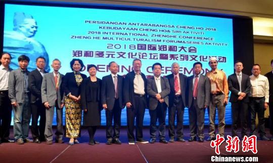 论坛吸引各国专家学者踊跃出席?！』旗?摄